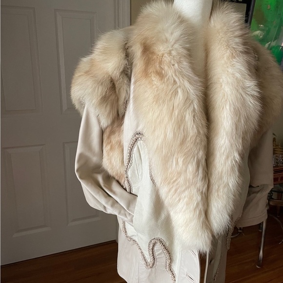 This is an absolutely stunning Norma Canada vintage women's Fur natural jacket - Picture 2 of 9